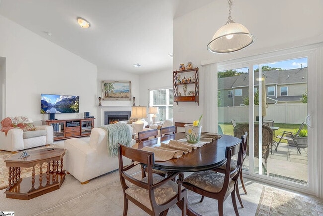 Building Photo - 3 Bedrooms 2 Bathrooms