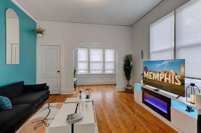 Building Photo - 2030 Young Ave