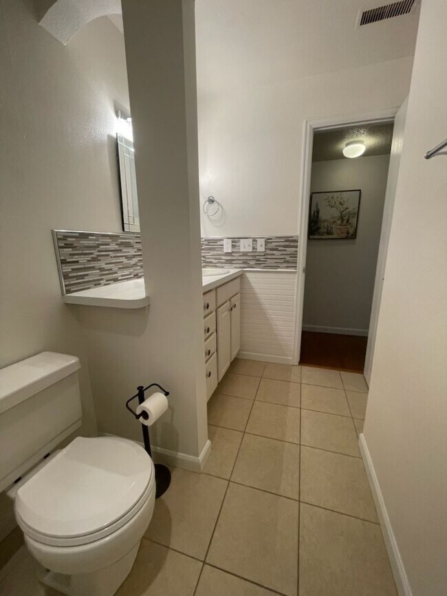 Building Photo - Quaint 1 Bedroom Condo in the Southwest pa...