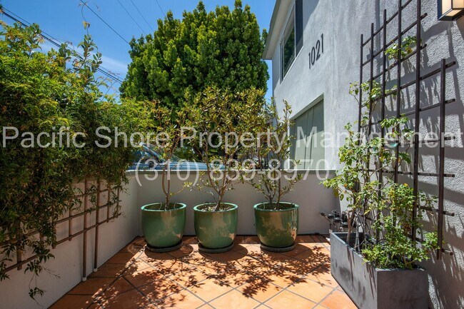 Building Photo - Updated 3-Bedroom First-Floor Condo in Prime Santa Monica Location