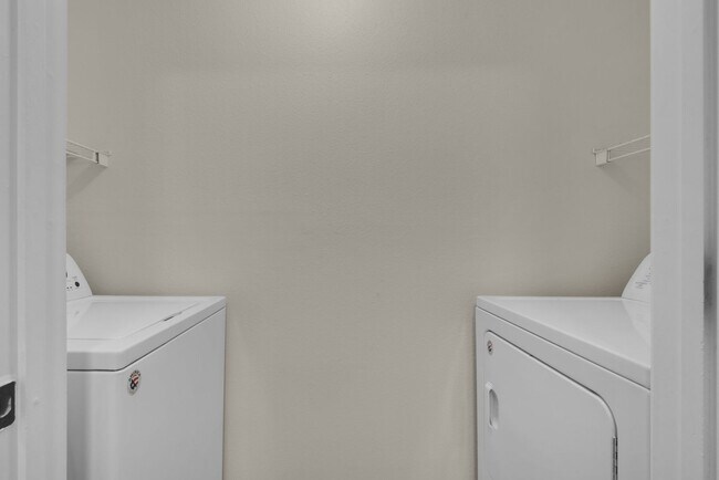 Building Photo - Newly Renovated Third Floor 1B/1B Unfurnis...