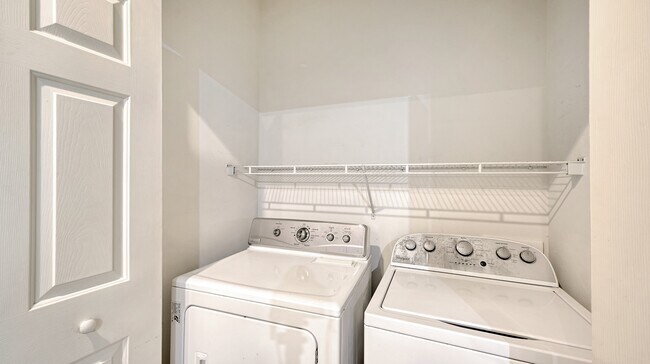 Building Photo - 3499 Parkridge Cir