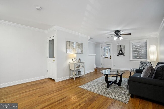 Building Photo - Gorgeous, Sun-lit,Townhouse in Alexandria