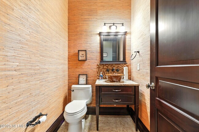 Building Photo - 2061 Crown Dr