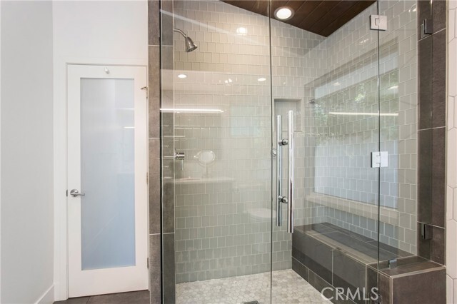 Building Photo - 546 Temple Hills Dr