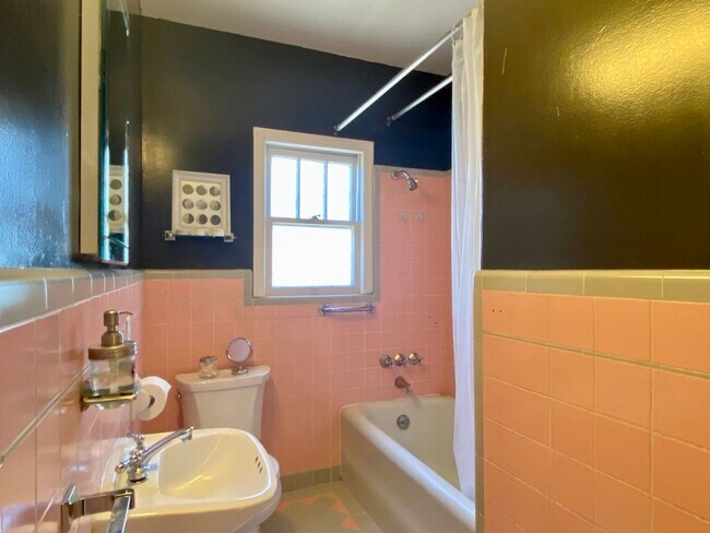 Building Photo - Updated Bungalow located in Downtown Redwood City & 15 miles from SF International Airport
