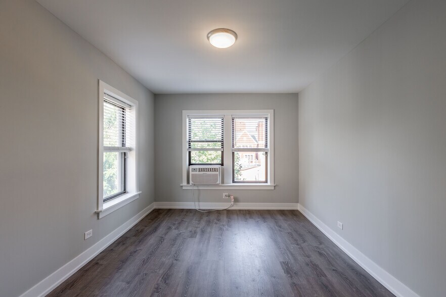 Building Photo - 705 W Brompton Ave