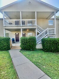 Building Photo - 601 Twin Oaks