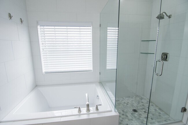Building Photo - Gorgeous 2-Story Home In a Gated Community!
