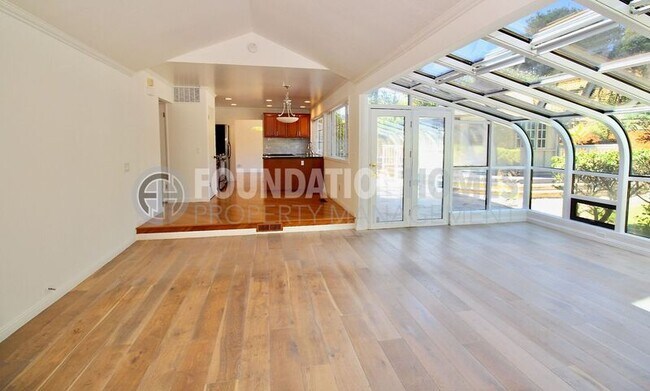 Building Photo - 373 San Luis Way