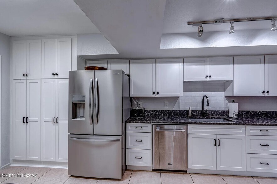 Building Photo - 5634 N Calle de la Reina