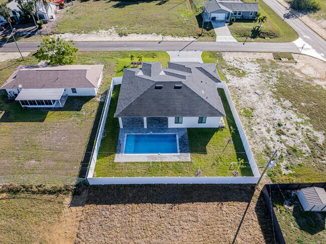 Building Photo - 2014 NE 9th Ave