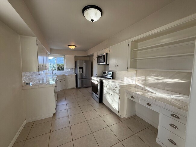 Building Photo - Flexible Living 4 Bedroom Home with Pool & Garage