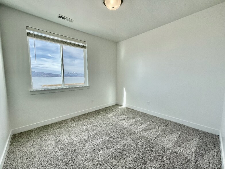 Building Photo - 673 N 380 W