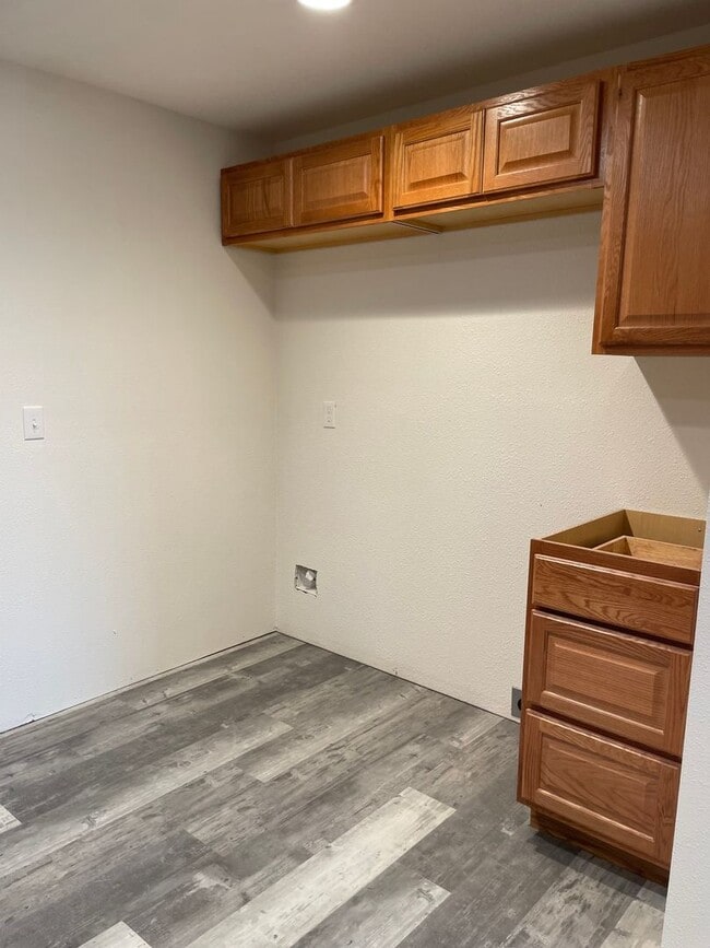 Building Photo - 1 Bedroom, 1 bath lower basement apartment!