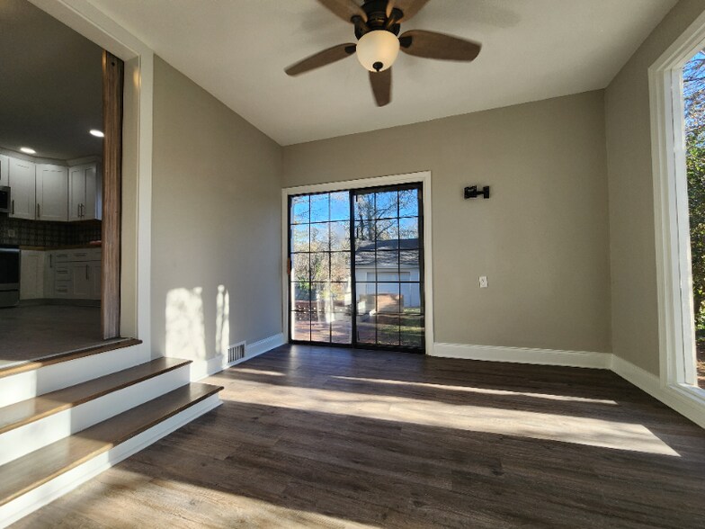 Building Photo - 1020 Woodvale Dr