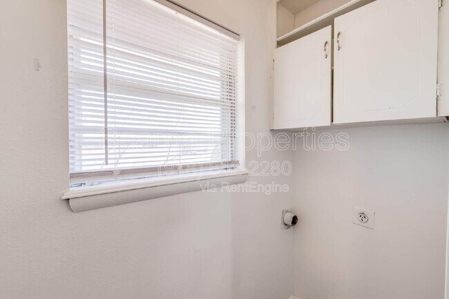 Building Photo - 313 E Woodrow Pl