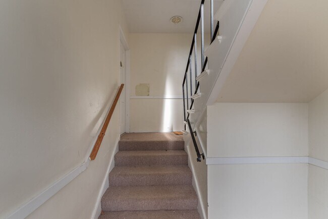 Building Photo - 2 bed/1 bath apartment for rent in Summerville, in-unit washer & dryer!