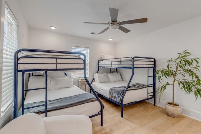 Building Photo - Fully Furnished Downtown Rental
