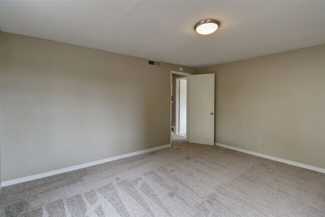 Building Photo - Price reduced. College students welcome in this 4 bedroom home!