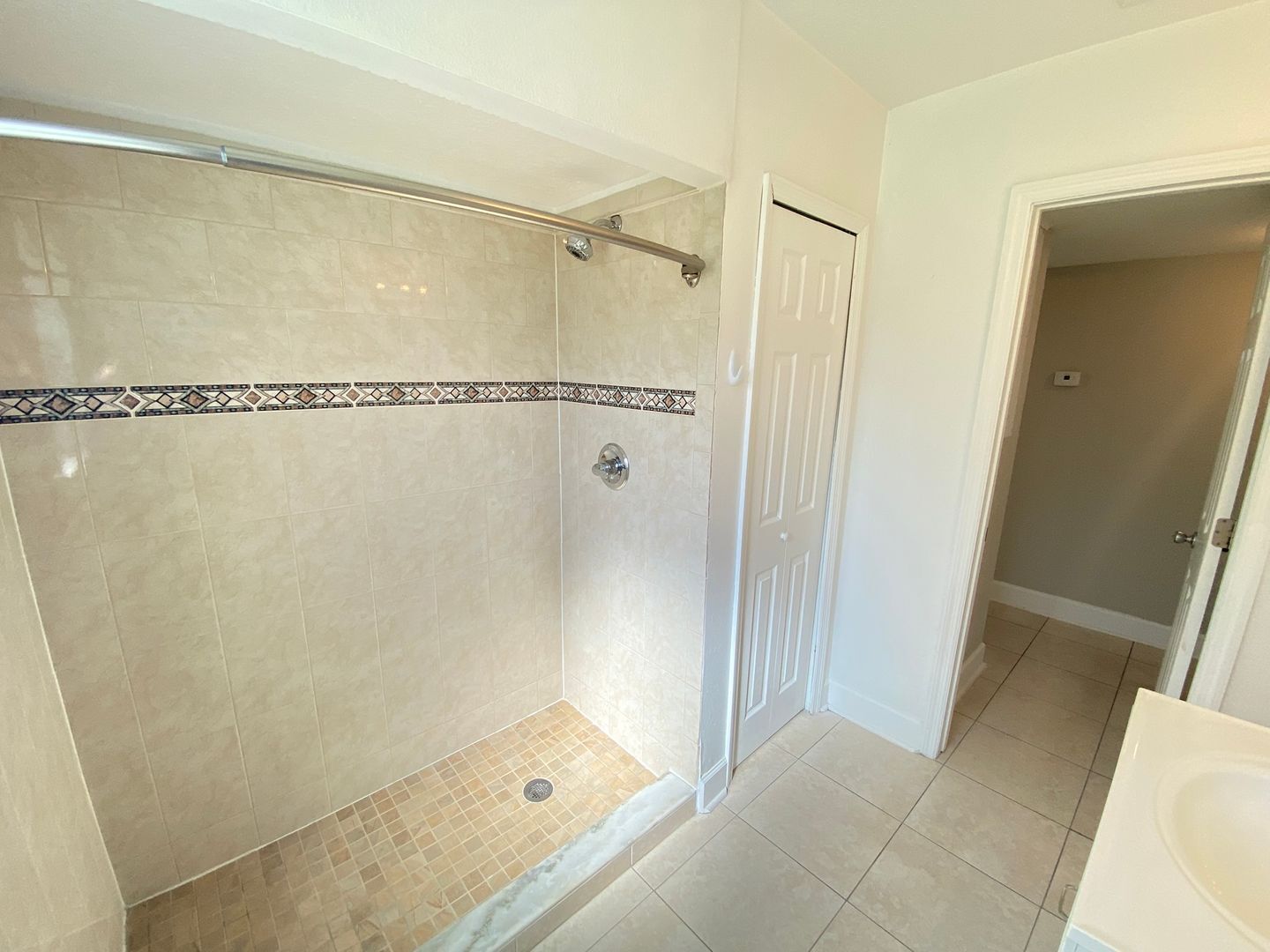 Building Photo - Available Now! 2/2 Bungalow near Downtown