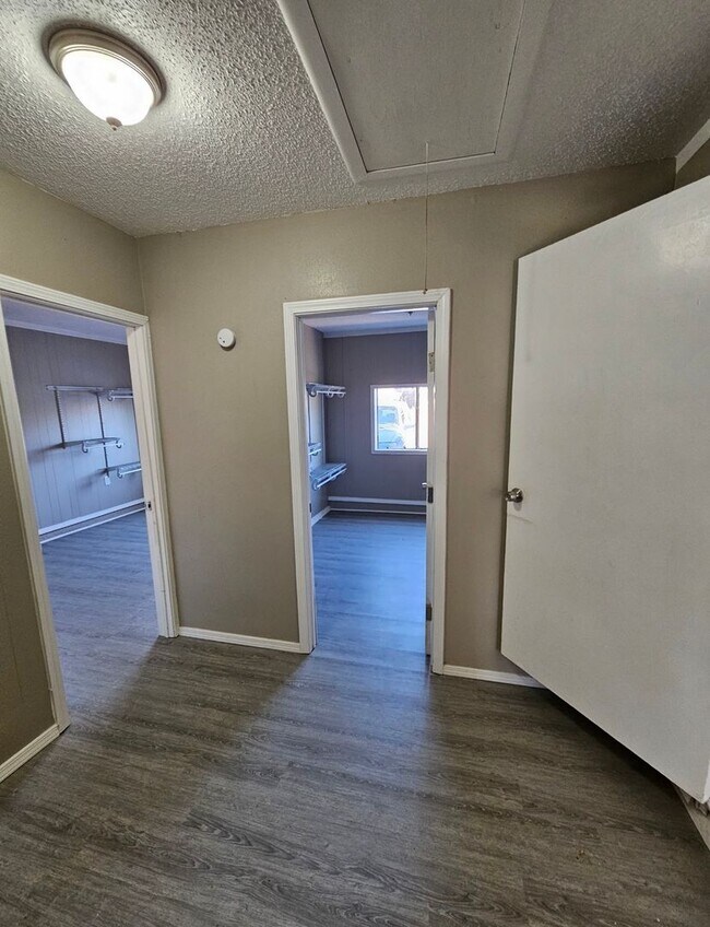 Building Photo - 4 Bedroom House Available in OKC