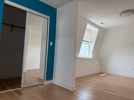 Building Photo - 1628 W Cermak Rd