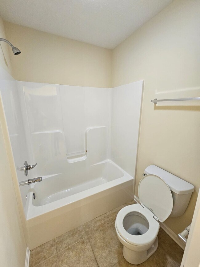 Building Photo - 403 Persimmon Dr