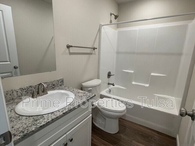 Building Photo - 1517 Rosewood Dr