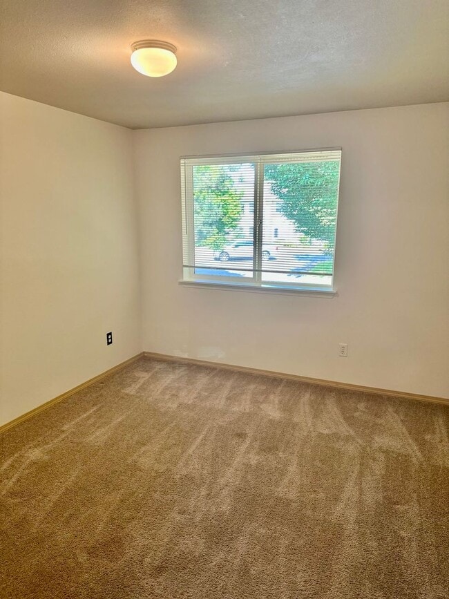 Building Photo - 3bed/2.5 bath home available NOW! Pet frie...