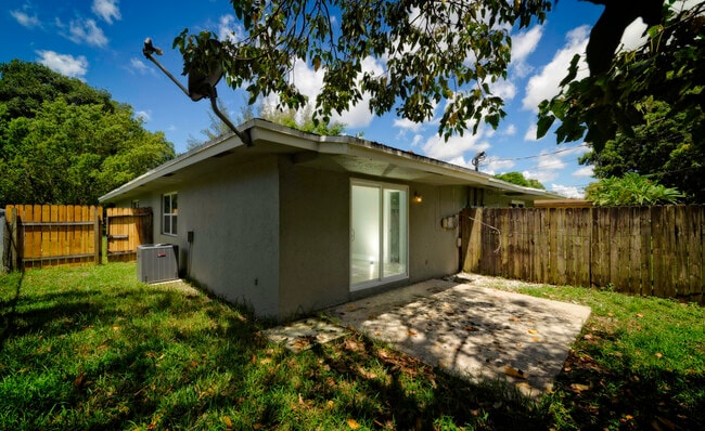 Building Photo - 5020 SW 28th Terrace