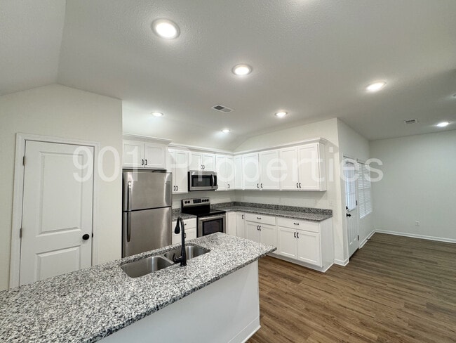 Building Photo - 565 Fernwood Dr