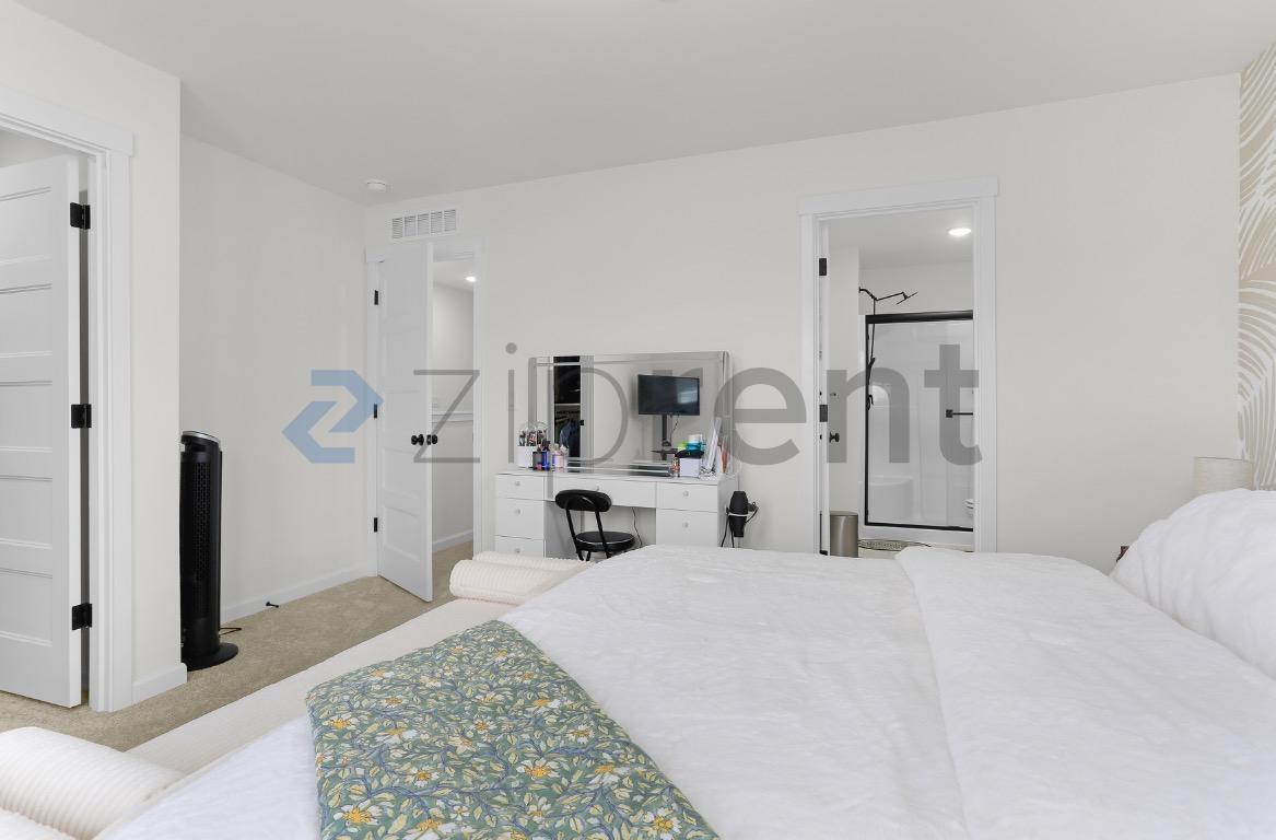 Building Photo - Unit