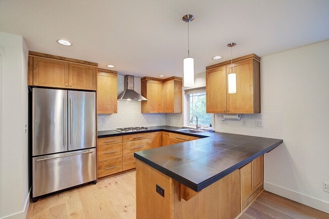 Building Photo - 2Bd/1.5Ba Seattle Townhouse