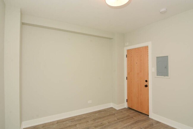 Building Photo - 508 W Belmont Ave