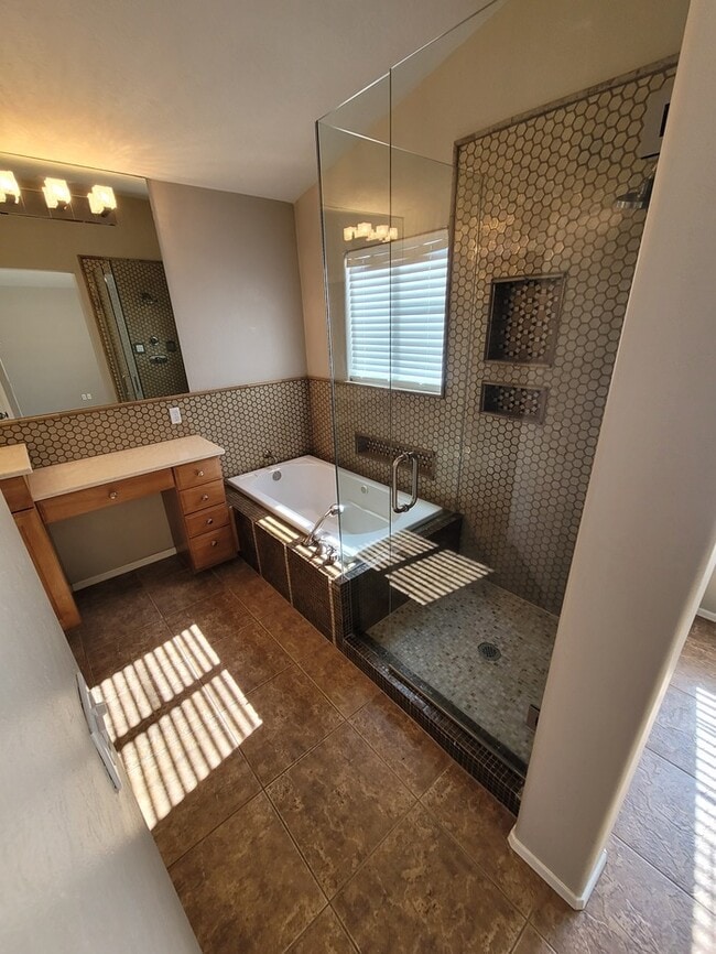 Building Photo - Two story 4/3 for rent in NE Phoenix