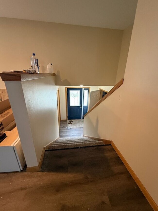 Building Photo - Large 5 bedroom home with updates in quiet neighborhood