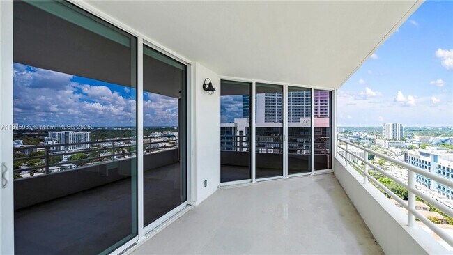Building Photo - 555 NE 34th St