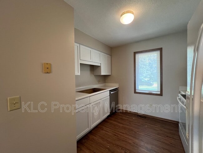 Building Photo - 9613 Dennis Dr
