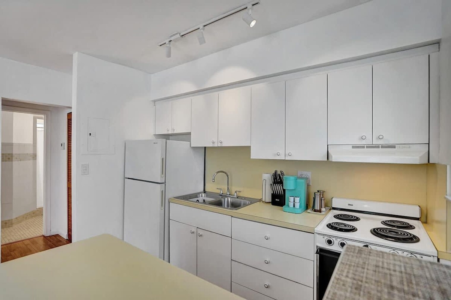 Building Photo - 851 N Surf Rd