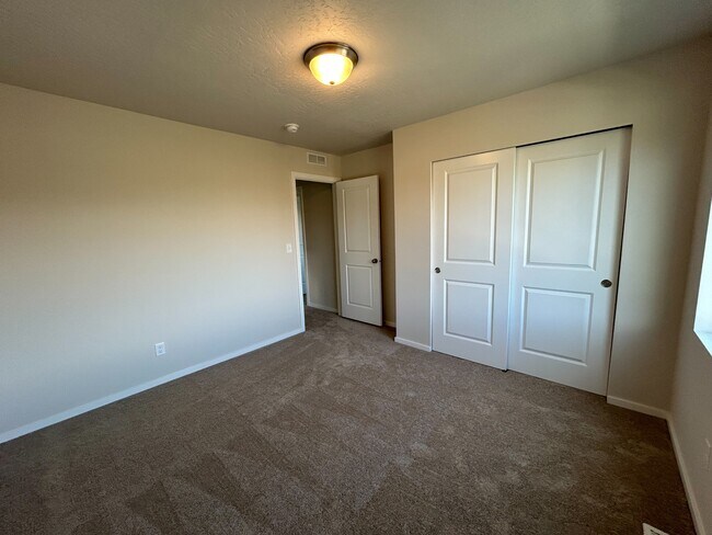 Building Photo - 294 E Viceroy Ave