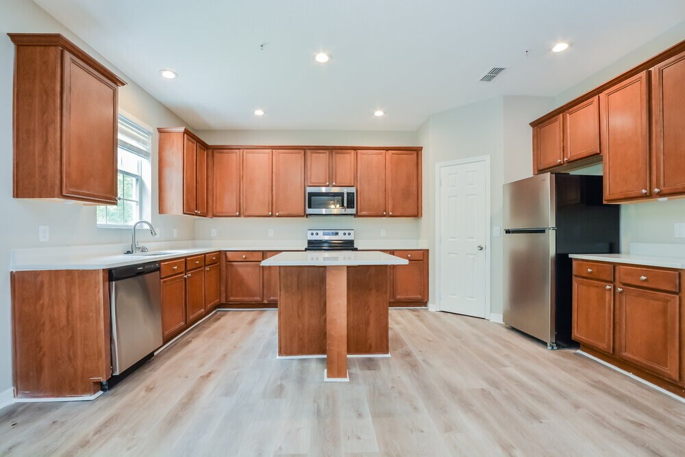 Building Photo - 9700 Moss Rose Way