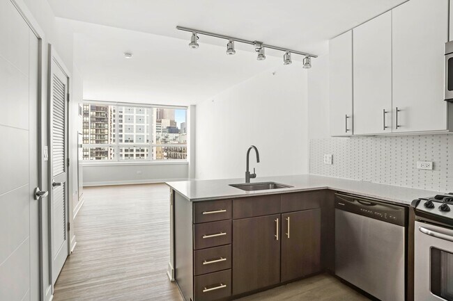 Building Photo - 705 W Adams St