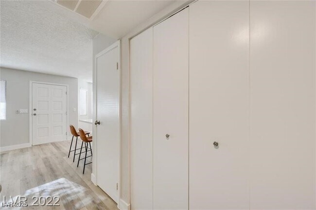 Building Photo - 853 Rock Springs Dr