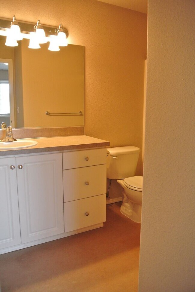 Building Photo - Spacious 3 bedroom 2.5 bath home in SE Cor...