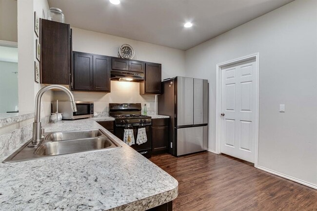 Building Photo - 2217 Stella Rd