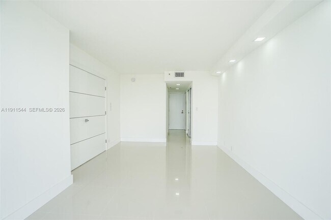 Building Photo - 7601 E Treasure Dr