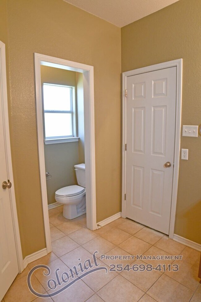 Building Photo - AVAILABLE NOW!!!!!