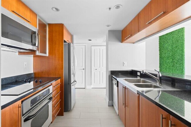 Building Photo - 610 W Las Olas Blvd