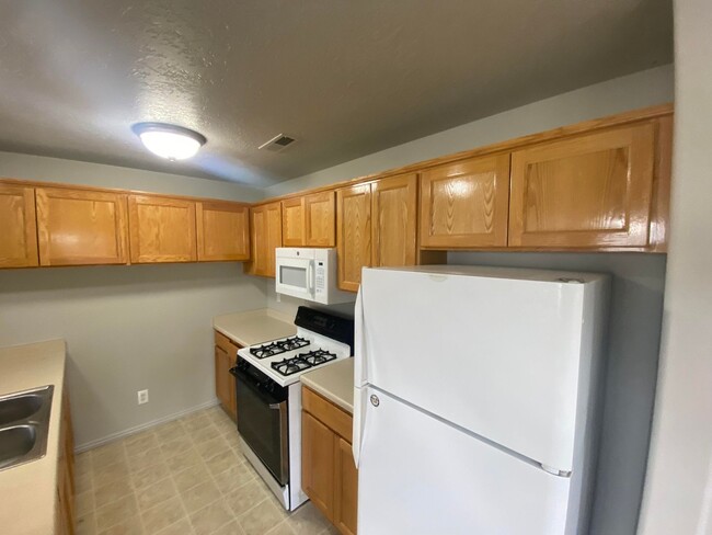 Building Photo - Move in Discount - 3 bedroom, 1 bathroom a...